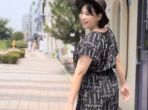 矮个子的女人吃瓜视频,矮个子女性的瓜趣生活