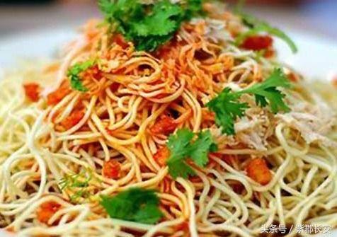 牛大瓜美食吃凉面视频,夏日必备凉面制作大揭秘！