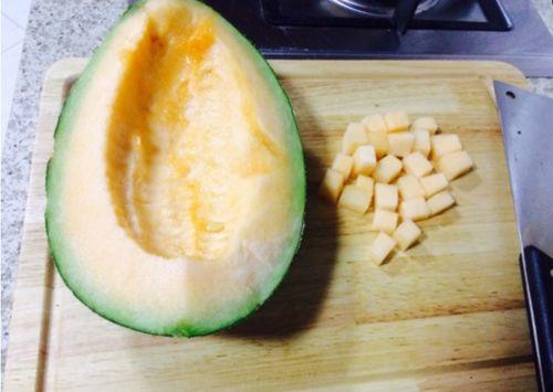 吃哈密瓜的甜食视频播放,跟随哈密瓜甜食视频感受美味诱惑