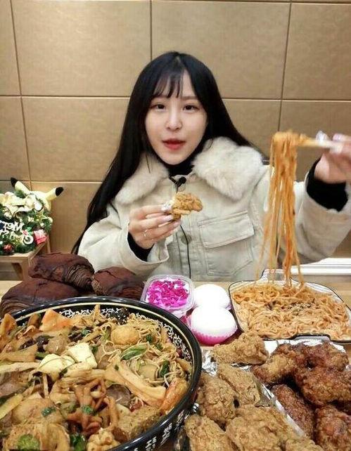 猫妹妹吃牛角瓜视频,趣味横生萌态十足