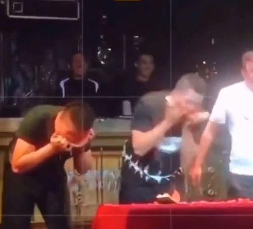 男子吃瓜洗脸搞笑视频大全,笑料横生！男子吃瓜洗脸搞笑视频大盘点