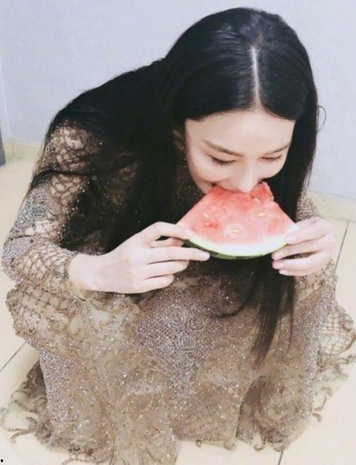 穿书和闺蜜吃瓜视频大全,穿书闺蜜的欢乐吃瓜之旅