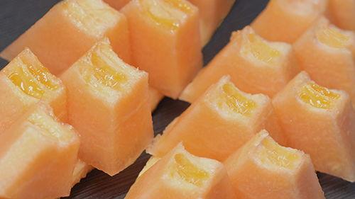 哈密站出站口视频就有哈密瓜吃,瓜香四溢，尽享哈密瓜美味之旅