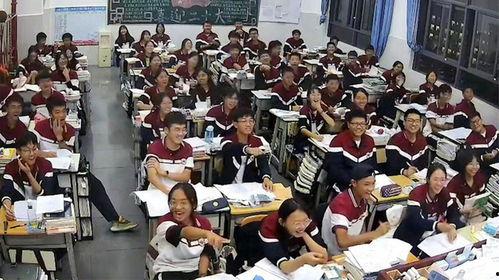 大学生在校吃瓜视频,大学生吃瓜视频背后的校园生活剪影