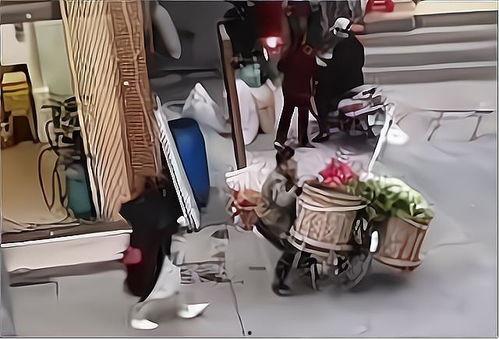 吃瓜被踹二十一脚视频在线观看,二十一脚视频引发社会关注